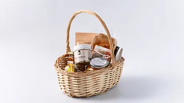 Праздничный набор «Витаминно-десертный» в корзине