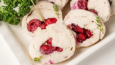 Рулет с курицей и клюквой