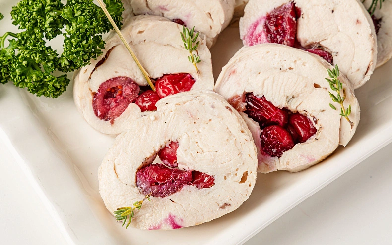 Рулет с курицей и клюквой