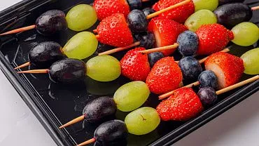 Шпажки фруктовые «Клубника, виноград, голубика», 10 шт