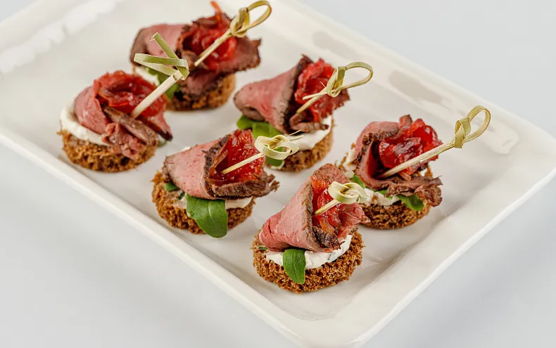 Мини-брускетты с ростбифом и луком конфи, 24 шт