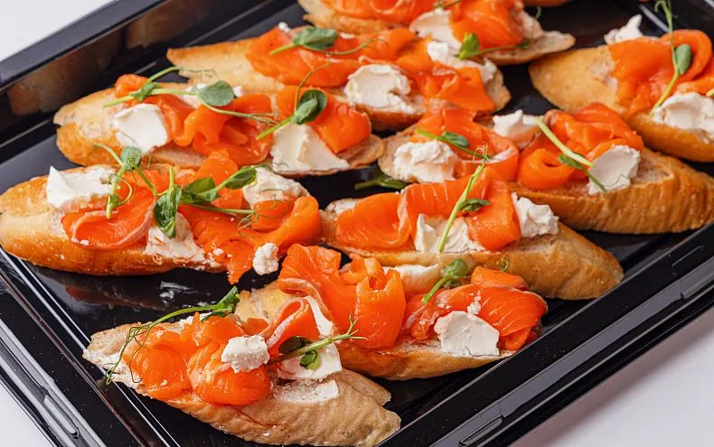 Брускетта с ломтиками филе лосося, 10 шт