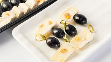 Канапе с виноградом и сыром камамбер, 20 шт