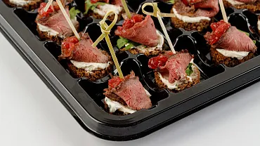 Мини-брускетты с ростбифом и луком конфи, 24 шт