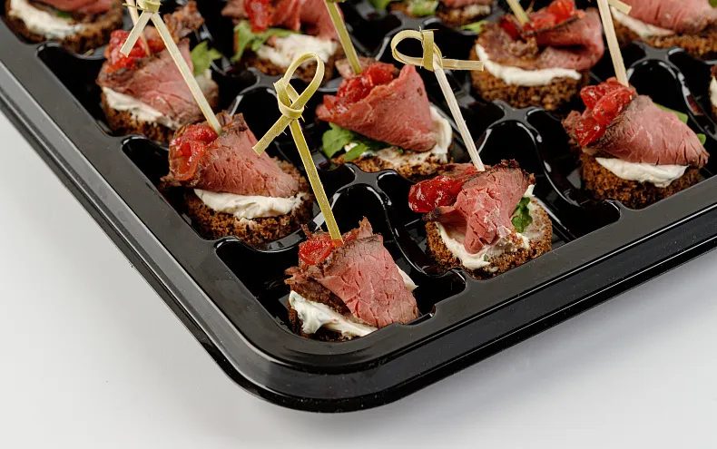 Мини-брускетты с ростбифом и луком конфи, 24 шт