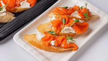 Брускетта с ломтиками филе лосося, 10 шт