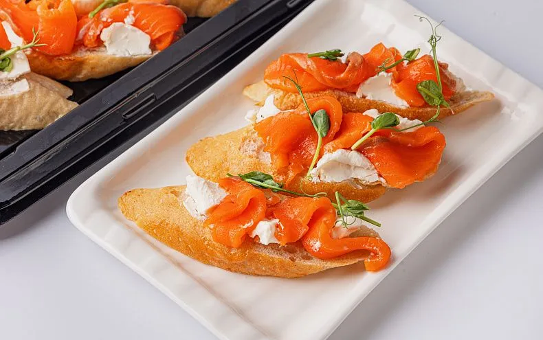 Брускетта с ломтиками филе лосося, 10 шт