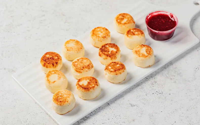 Сырники мини с ягодным соусом, 12шт