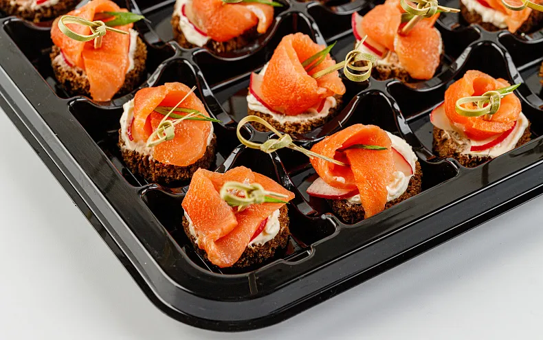 Мини-брускетты с лососем слабосолёным и сырным кремом, 24 шт