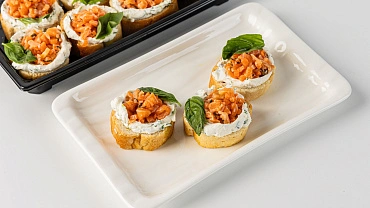 Брускетта с лососем и творожным кремом, 10 шт.