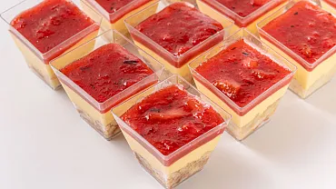 Десерт «Манго-клубника» в стаканчиках, 12 шт