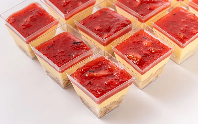 Десерт «Манго-клубника» в стаканчиках, 12 шт