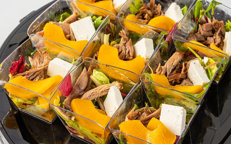 Салат «С уткой и манговым соусом» в стаканчиках, 9 шт