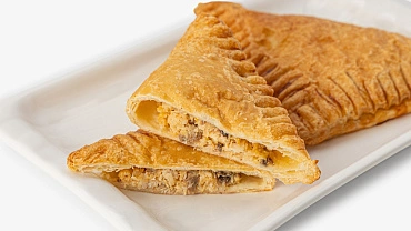 Пирожки слоеные с курицей и сыром дор блю, 16 шт
