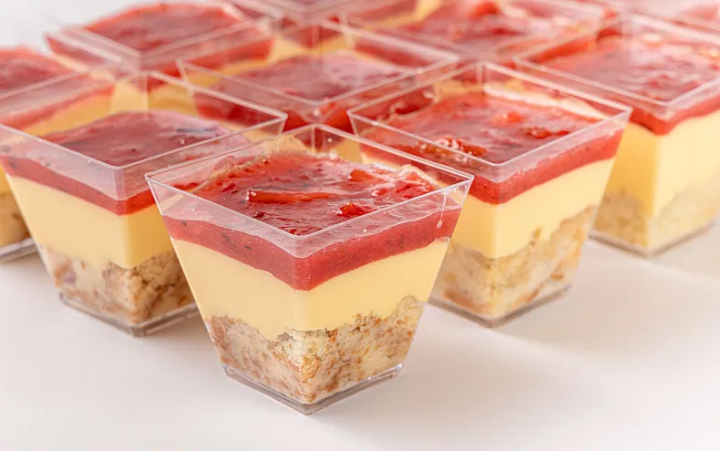 Десерт «Манго-клубника» в стаканчиках, 12 шт