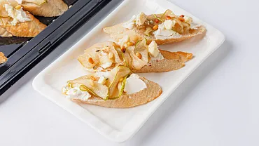 Брускетта с грушей и горгонзолой, 10 шт