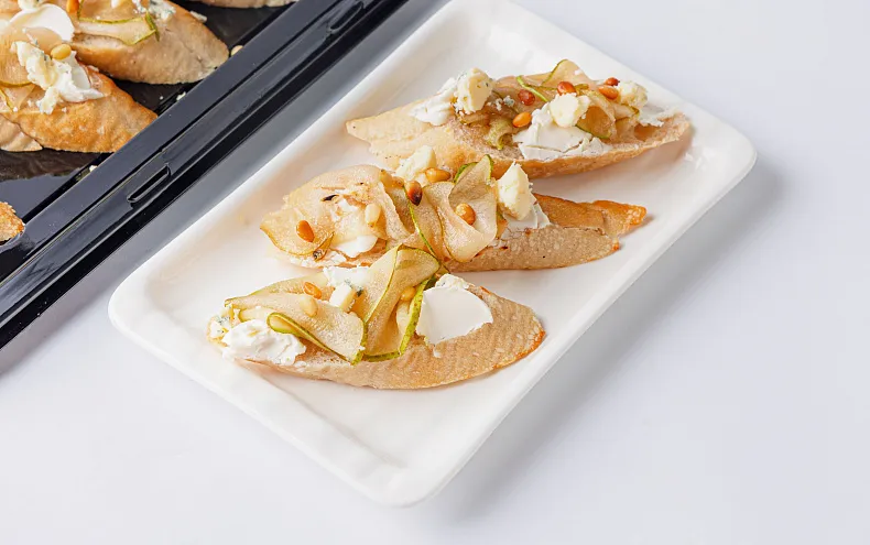 Брускетта с грушей и горгонзолой, 10 шт