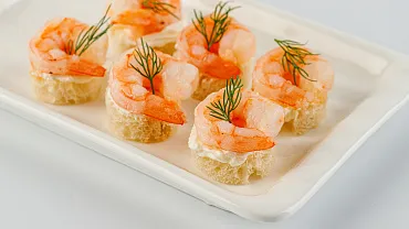 Мини-брускетты с тигровой креветкой и сырным кремом, 24 шт