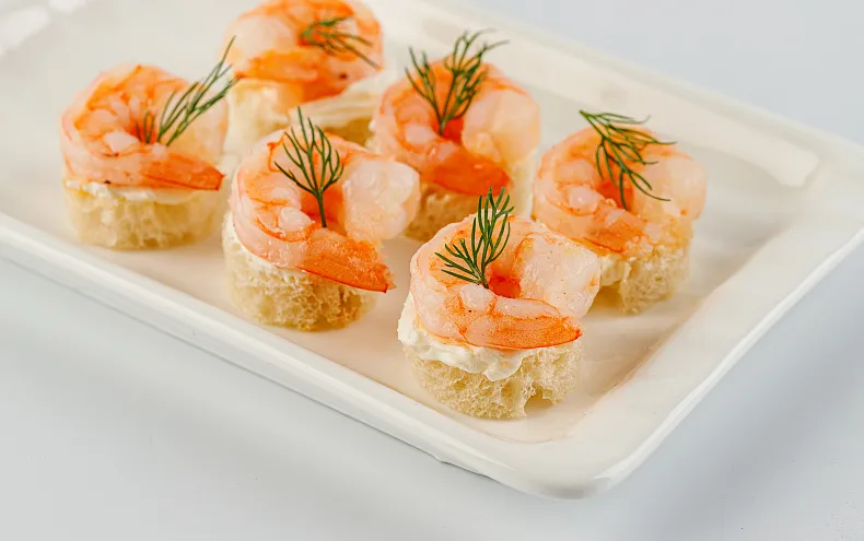 Мини-брускетты с тигровой креветкой и сырным кремом, 24 шт