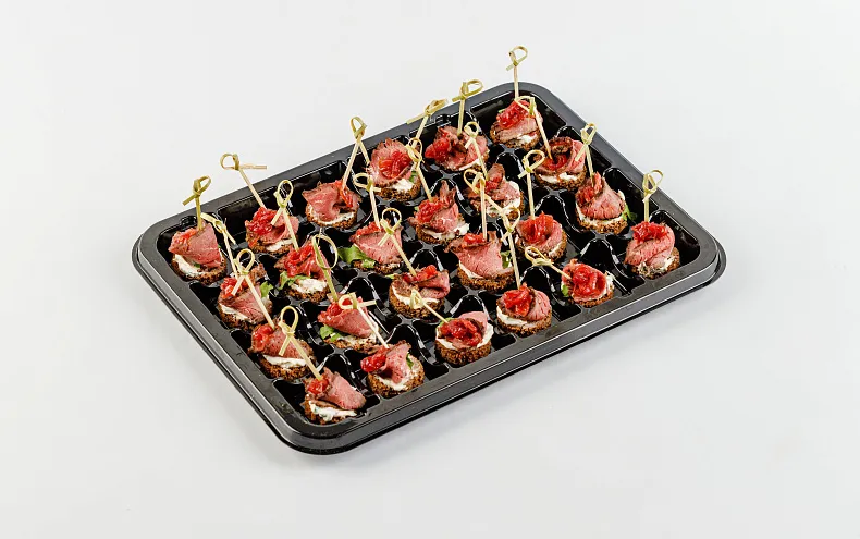 Мини-брускетты с ростбифом и луком конфи, 24 шт