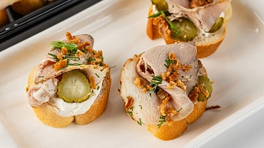 Брускетта с бужениной и хрустящим луком, 10 шт