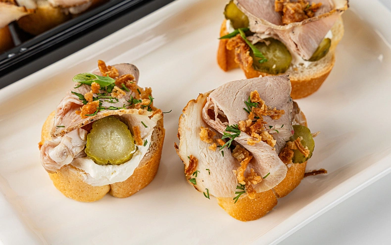 Брускетта с бужениной и хрустящим луком, 10 шт