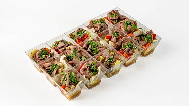 Салат с ростбифом и печеными овощами в имбирном соусе, 15 шт.