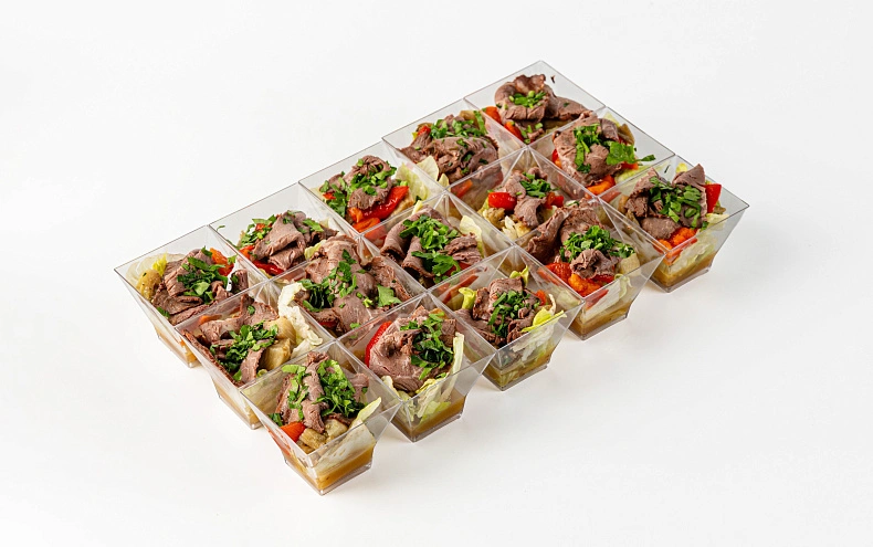 Салат с ростбифом и печеными овощами в имбирном соусе, 15 шт.