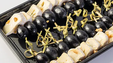 Канапе с виноградом и сыром камамбер, 20 шт