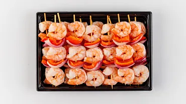Шашлычки запечённые с тигровыми креветками, красным луком и сладким перцем, 12 шт