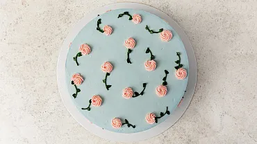 Торт «Цветочная поляна» в голубом