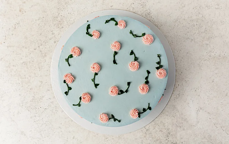 Торт «Цветочная поляна» в голубом