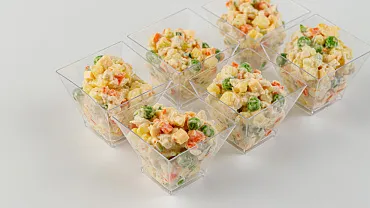 Салат «Оливье с филе индейки» в фуршетных стаканчиках, 15 шт