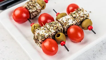 Канапе с сыром фета и свежими томатами черри, 9 шт