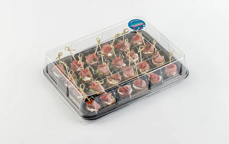 Мини-брускетты с ростбифом и луком конфи, 24 шт