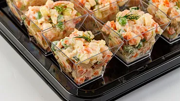 Салат «Оливье с лососем» в фуршетных стаканчиках, 15 шт