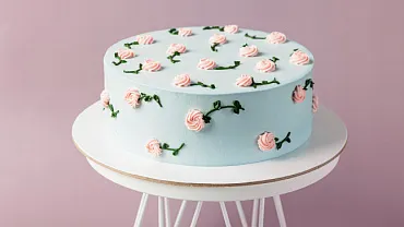 Торт «Цветочная поляна» в голубом