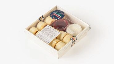 Сырники мини с ягодным соусом и сметаной, 12 шт