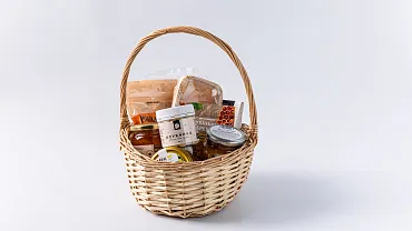 Праздничный набор «Витаминно-десертный» в корзине