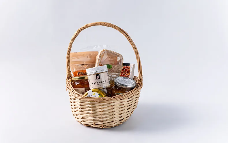 Праздничный набор «Витаминно-десертный» в корзине