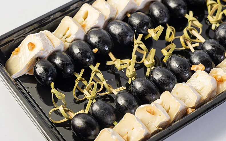 Канапе с виноградом и сыром камамбер, 20 шт