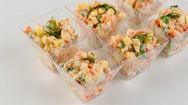 Салат «Оливье с лососем» в фуршетных стаканчиках, 15 шт