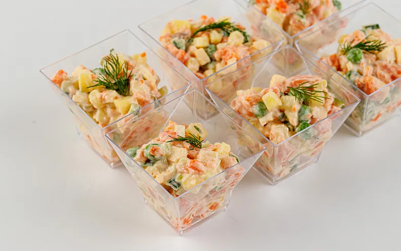 Салат «Оливье с лососем» в фуршетных стаканчиках, 15 шт