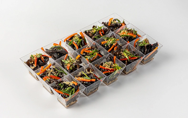 Салат с древесными грибами и с тайским соусом, 15 шт