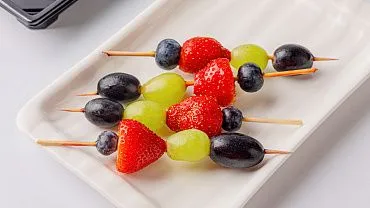 Шпажки фруктовые «Клубника, виноград, голубика», 10 шт