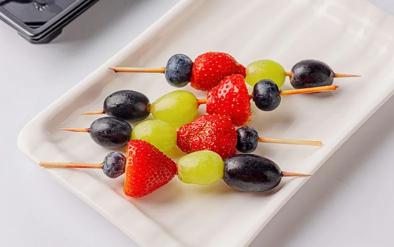 Шпажки фруктовые «Клубника, виноград, голубика», 10 шт