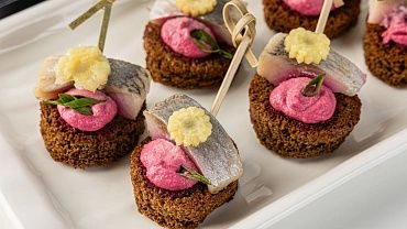 Мини-брускетты с сельдью и муссом из свеклы, 15 шт.