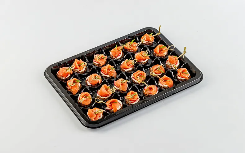 Мини-брускетты с лососем слабосолёным и сырным кремом, 24 шт