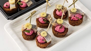 Мини-брускетты с сельдью и муссом из свеклы, 15 шт.