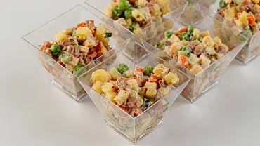 Салат «Оливье с ростбифом» в фуршетных стаканчиках, 15 шт